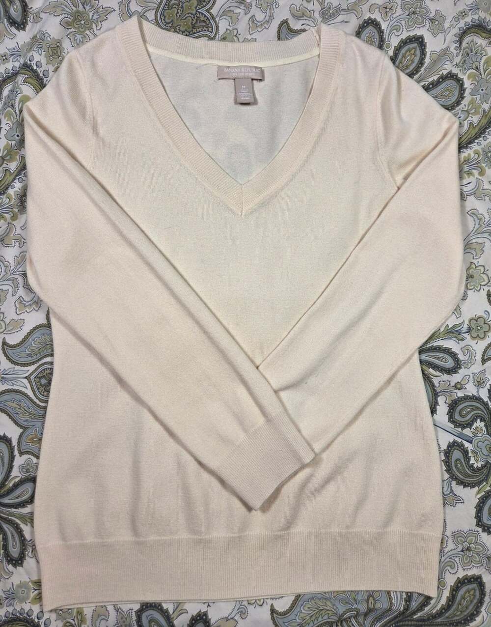 Banana Republic Extra Fine Merino Wool V-Neck Sweater Butter Cream Size M